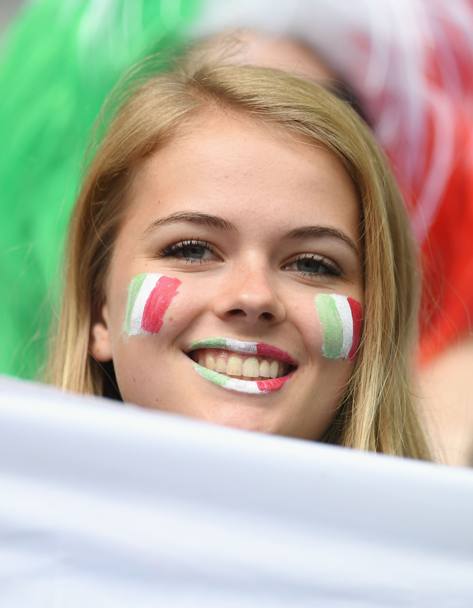 Italia-Spagna si colora sugli spalti dello Stade de France: ecco una bellezza tricolore non esattamente mediterranea. Getty
